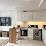 Luxury 1Br Green Point - Walk To Sea Point Promenade! Rooftop Pool, Secure Parking