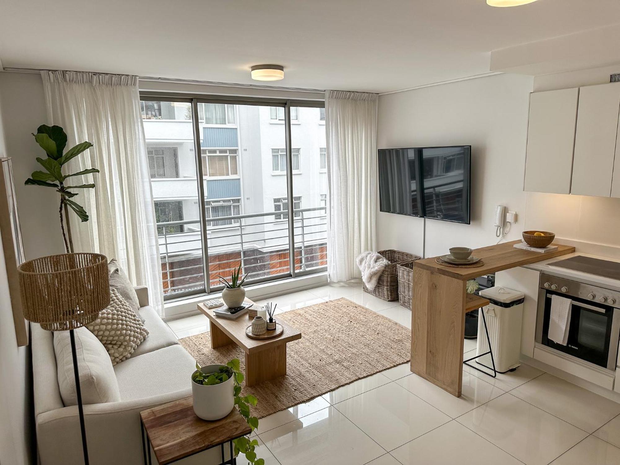 Apartment Luxury 1br Point - Walk To Sea Point Promenade! Rooftop Pool, Secure Parking Cape Town