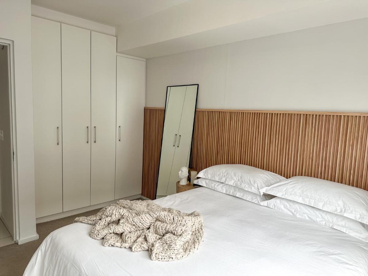 Luxury 1br Point - Walk To Sea Point Promenade! Rooftop Pool, Secure Parking *